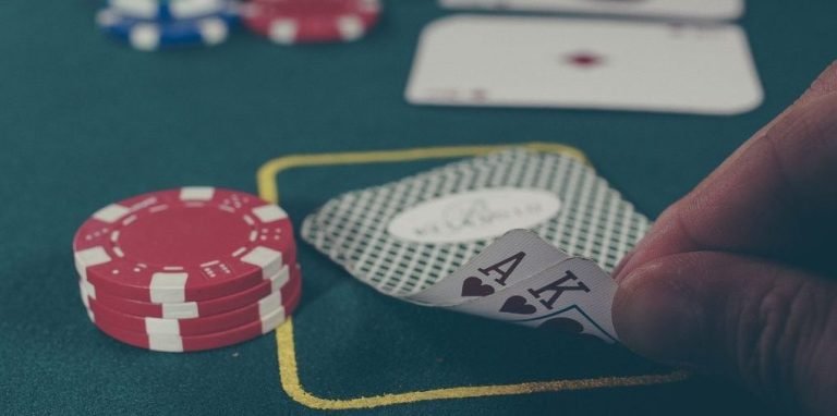 Dice Game interface on keluar togel mobile showing live roll results and bet placement